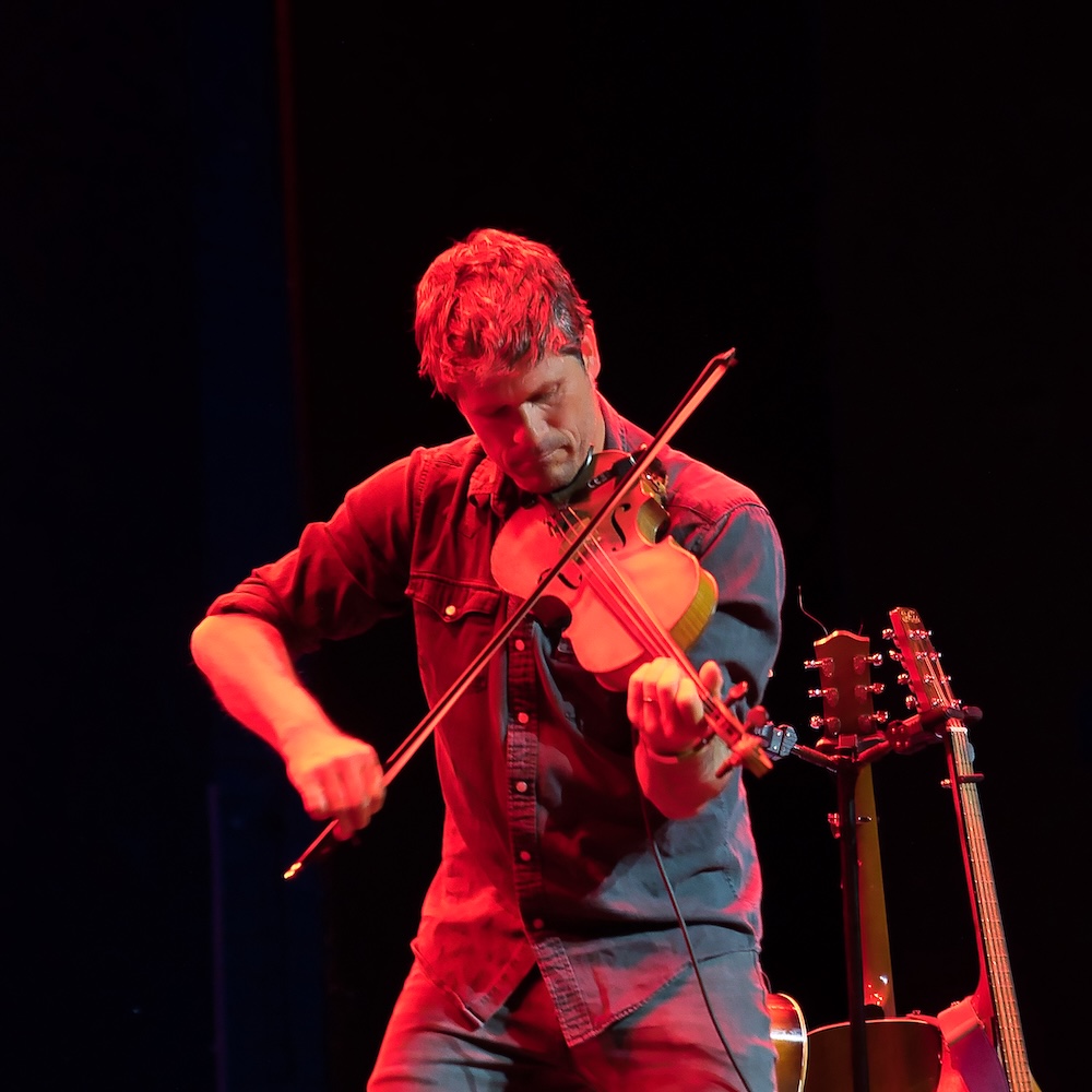 Seth Lakeman playing a fiddle