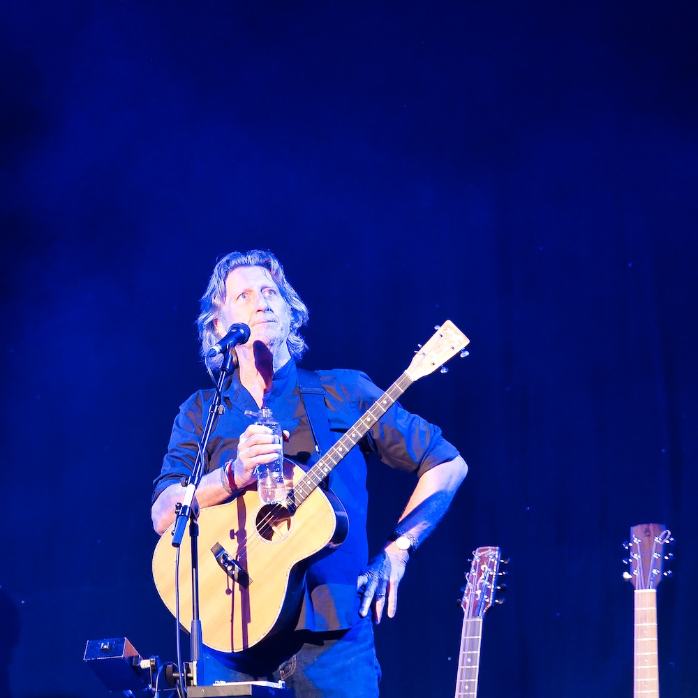 Steve Knightly resting between songs on stage