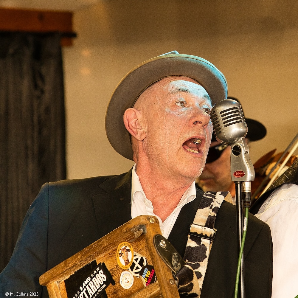 Skifffle player singing from United Stoats of America band